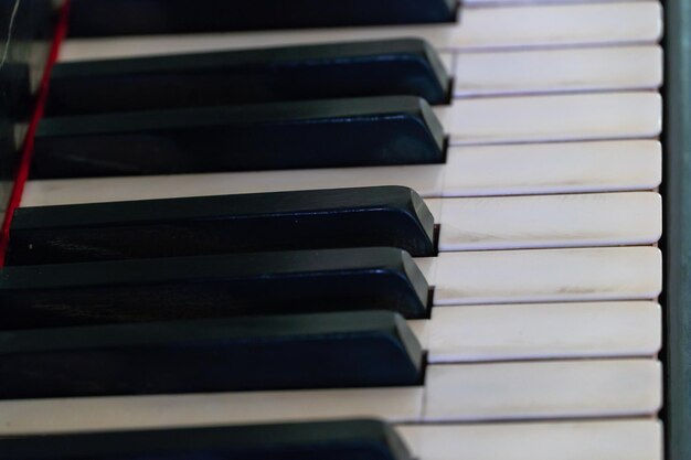 Primer plano de teclas de piano en blanco y negro Piano de cola vintage negro en el estudio