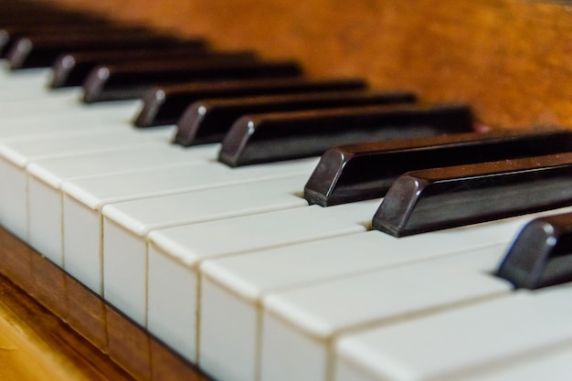 Primer plano de las teclas del piano en blanco y negro