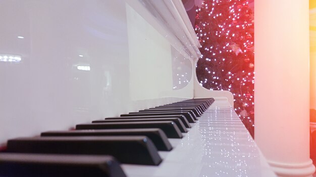 Primer plano de las teclas del piano en el centro. Fotografía en blanco y negro.