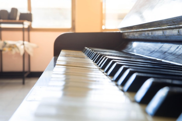 Primer plano de las teclas del piano cerrar vista frontal