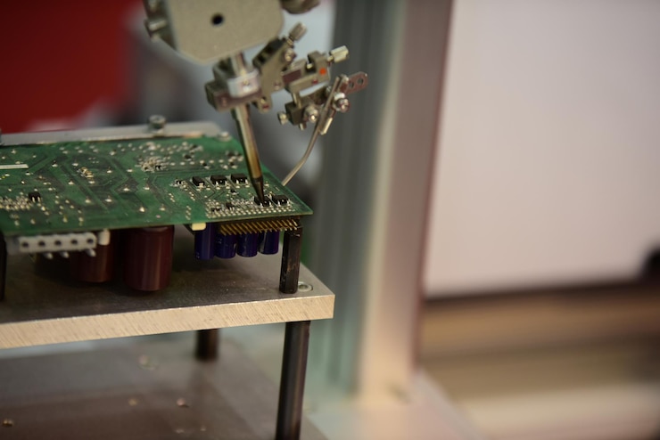 Foto primer plano de las teclas del piano en la mesa