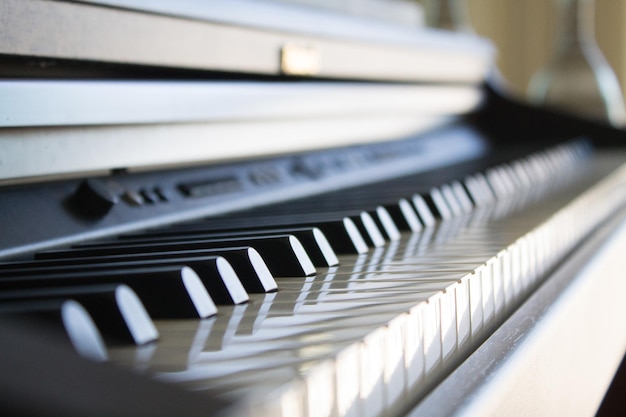 Foto un primer plano de las teclas de un piano sobre un fondo borroso