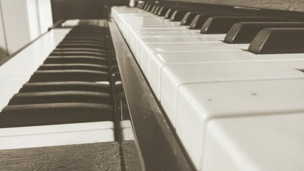 Foto primer plano de las teclas del piano