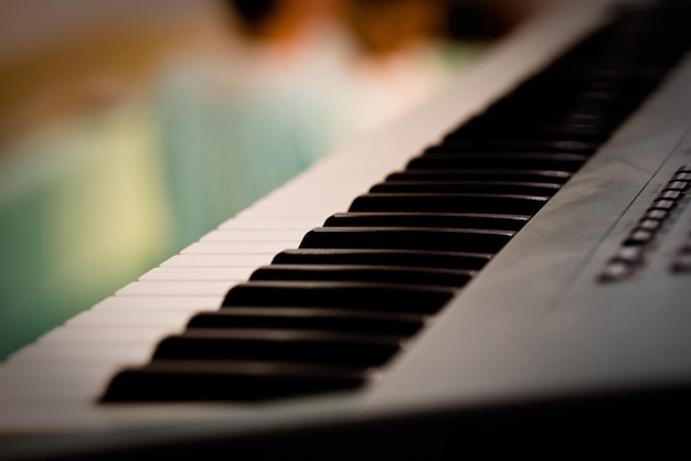 Primer plano de las teclas del piano