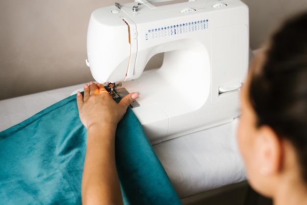 Primer plano de una tela de costura de máquina de coser de diseñador de moda