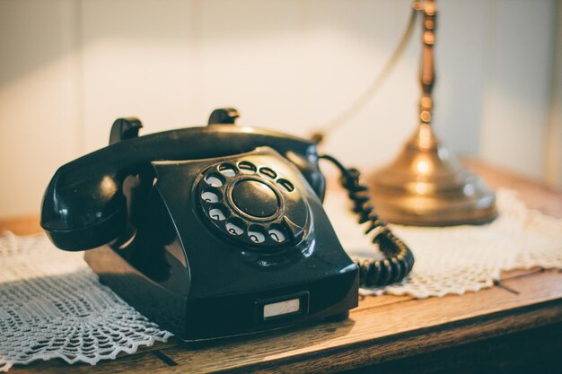 Primer plano de un teléfono fijo antiguo en la mesa