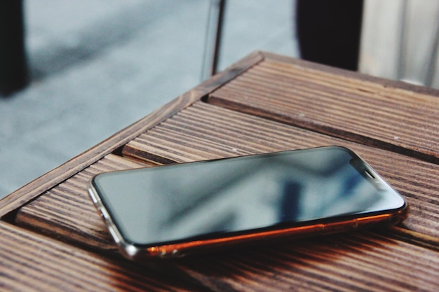 Primer plano de un teléfono inteligente en la mesa de casa