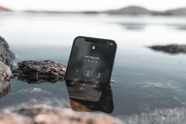 Primer plano de un teléfono móvil en el agua