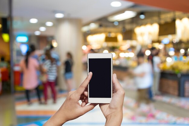 Primer plano de un teléfono móvil en la mano