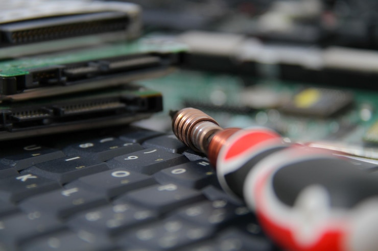 Foto primer plano del teléfono móvil en la mesa