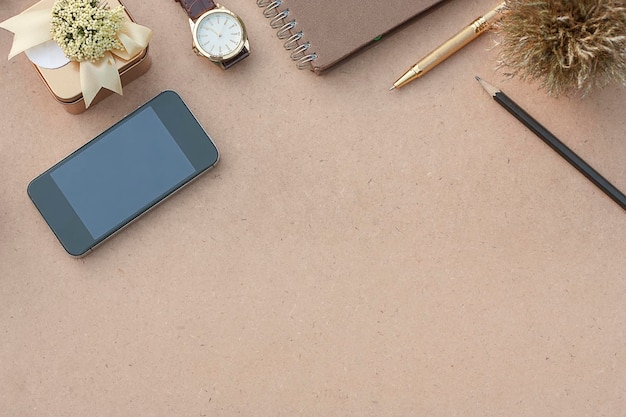 Foto primer plano de teléfono móvil con reloj y caja por diario