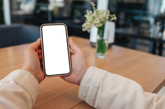 Primer plano de un teléfono con una pantalla en las manos en un café en la calle