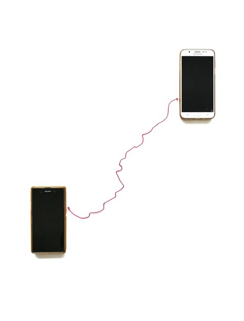 Primer plano de teléfonos inteligentes contra un fondo blanco