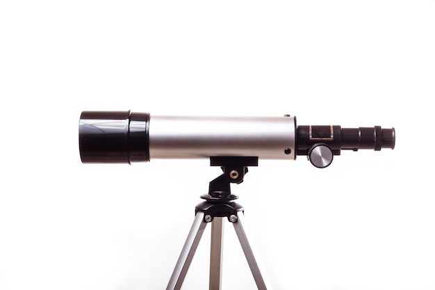 Primer plano del telescopio contra un fondo blanco