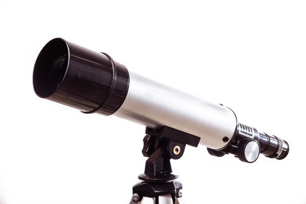 Primer plano del telescopio contra un fondo blanco