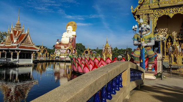 Primer plano de un templo budista Wat Plai Laem en Koh Samui, Tailandia