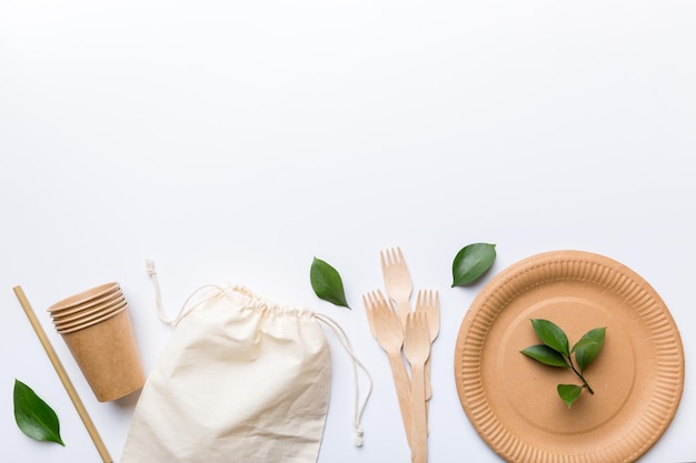 Primer plano de un tenedor en la mesa contra un fondo blanco