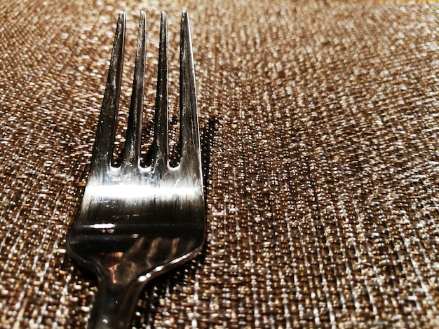 Foto primer plano de un tenedor en la mesa