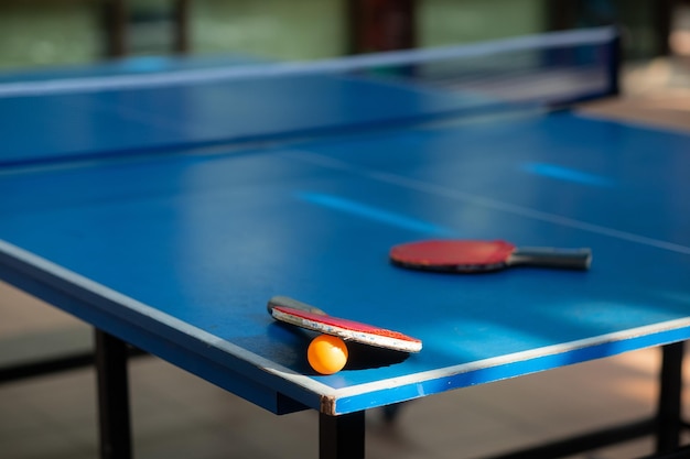 Primer plano de tenis de mesa con deporte de fondo borroso