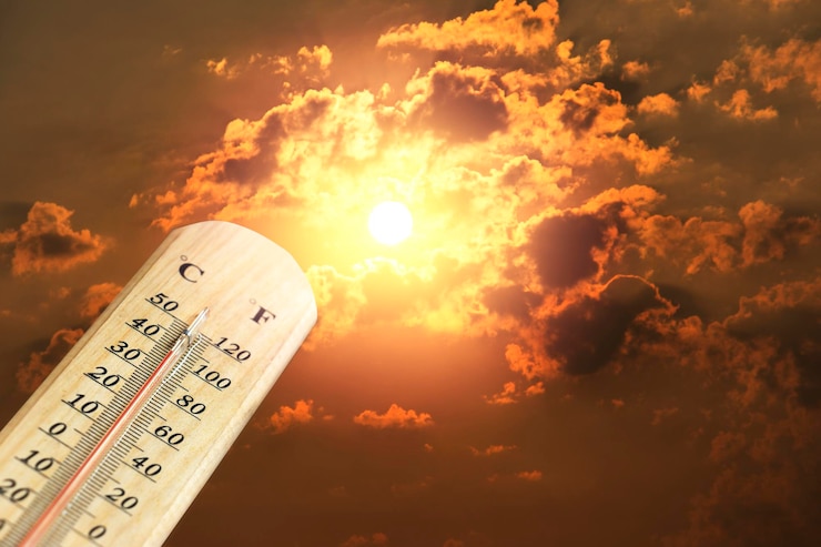 Foto primer plano del termómetro contra el cielo naranja al atardecer