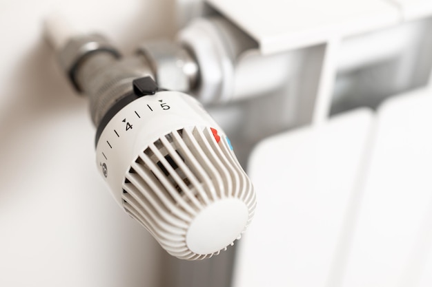 Foto primer plano del termostato del radiador de calefacción que muestra la temperatura máxima concepto de residuos en calefacción