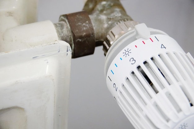 Foto primer plano del termostato en el radiador