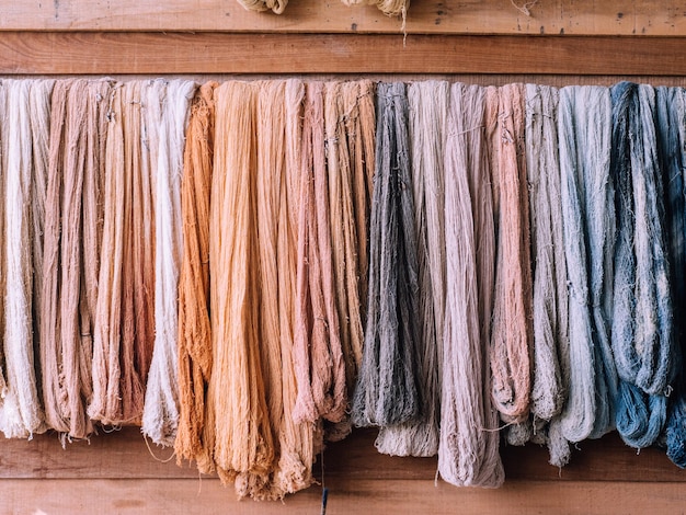 Primer plano de textiles colgados en madera