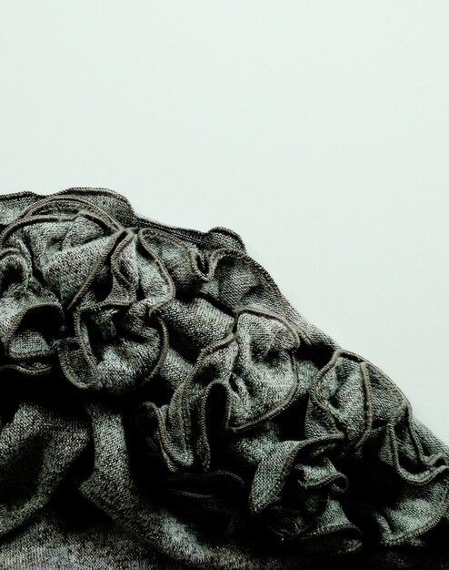 Un primer plano de textiles con patrones contra un cielo despejado