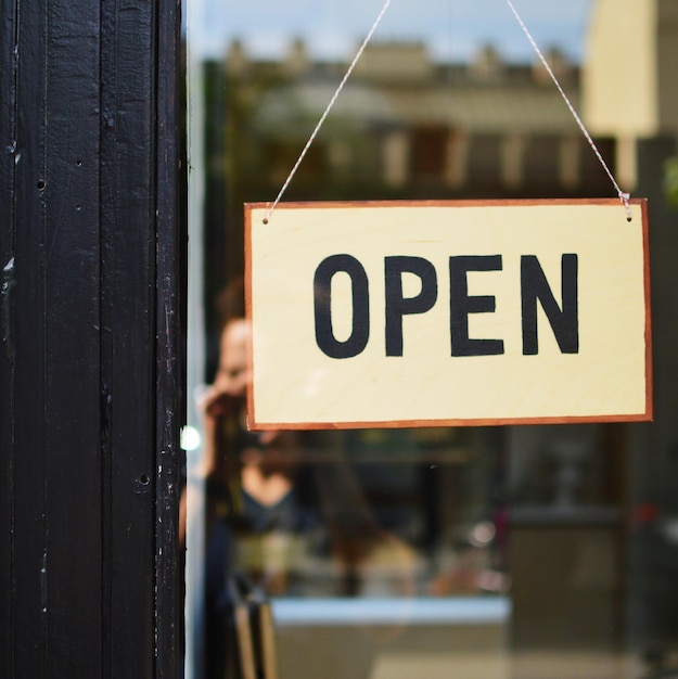 Primer plano del texto abierto en la puerta