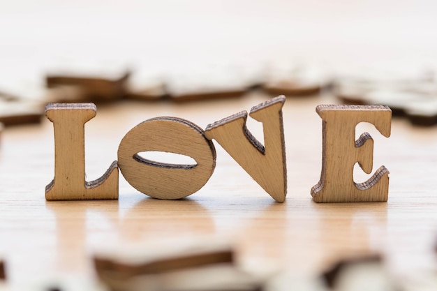 Foto primer plano del texto de amor en una mesa de madera