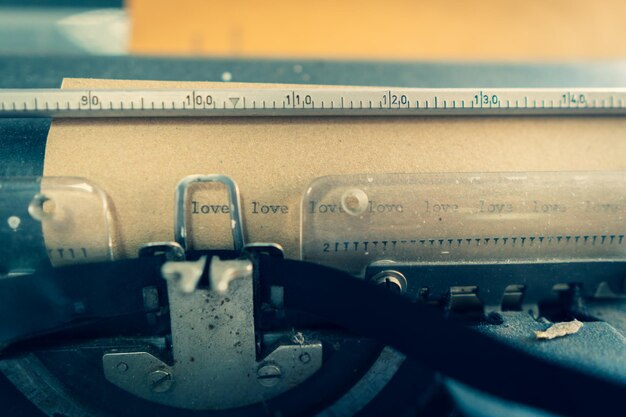 Foto primer plano de un texto de amor en papel en una máquina de escribir