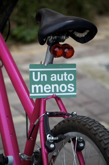 Foto primer plano del texto en la bicicleta