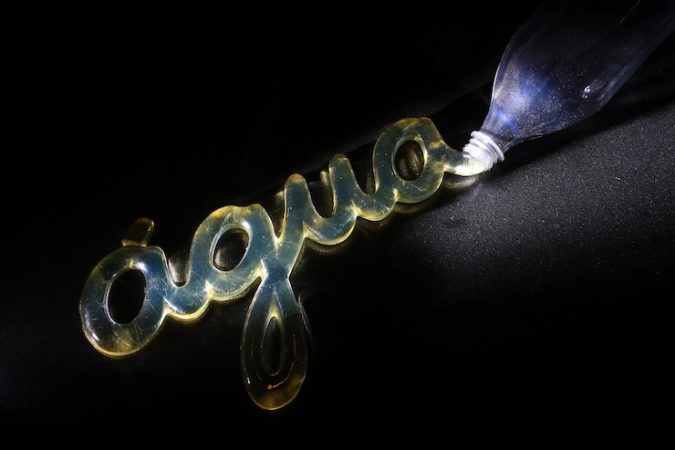 Foto primer plano de texto con una botella en la mesa en el cuarto oscuro