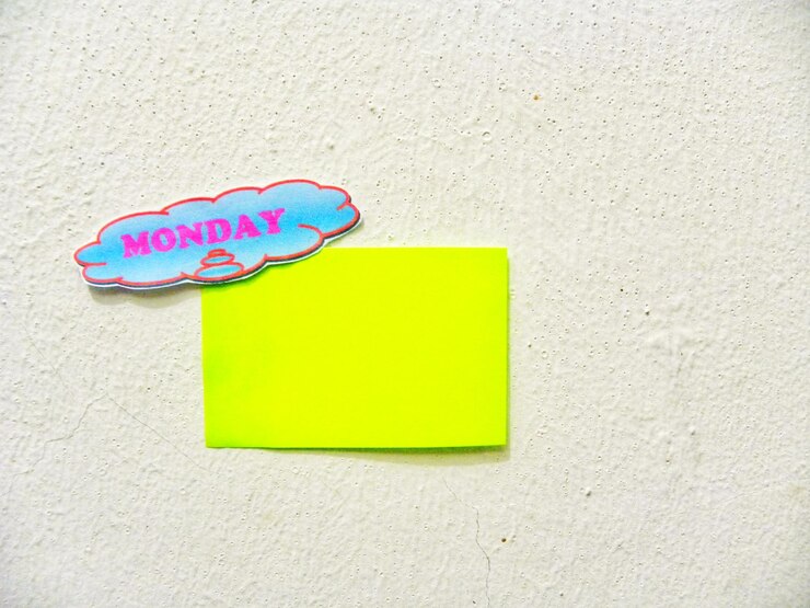 Foto primer plano del texto en la burbuja de habla con papel verde en la pared