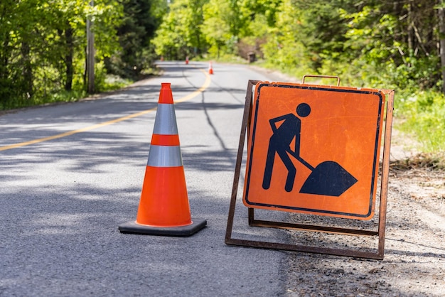Primer plano del texto en la carretera