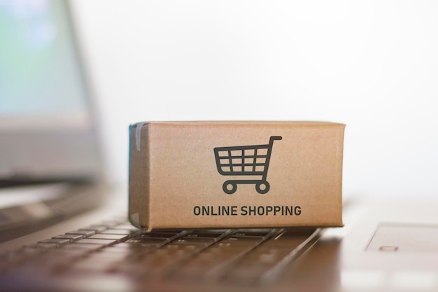 Primer plano del texto de compras en línea en la caja