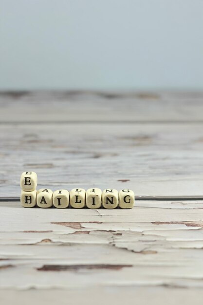 Foto primer plano de texto en la mesa en la playa contra el cielo