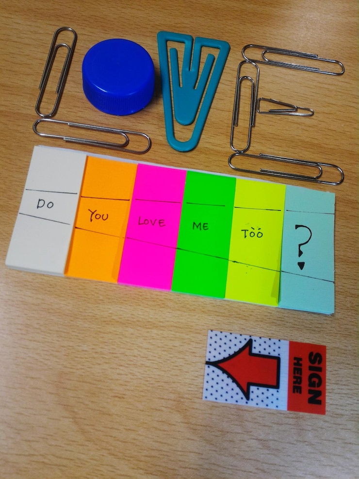 Foto primer plano de texto multicolor en una mesa de madera