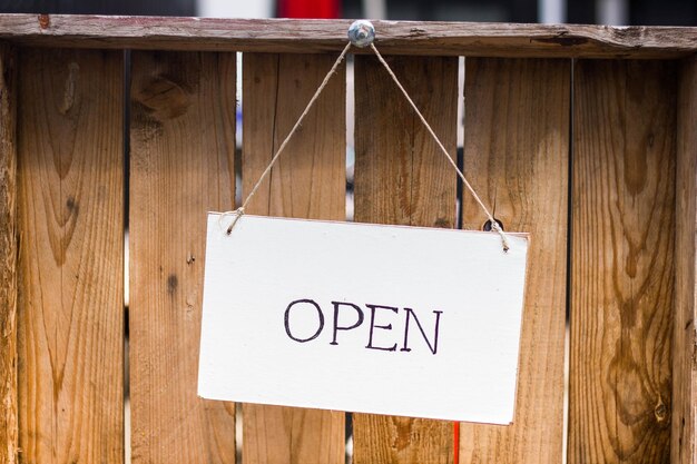 Foto primer plano del texto en la puerta de madera