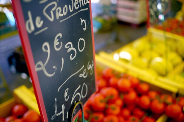 Foto primer plano de texto para la venta en el puesto del mercado