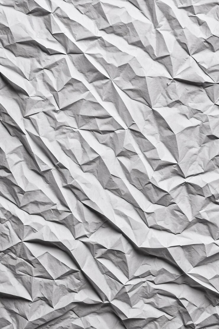 Primer plano de la textura arrugada del papel con pliegues visibles y superficie áspera