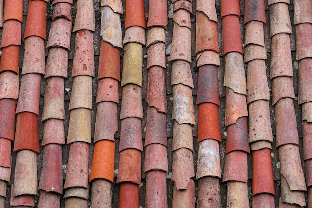 Foto primer plano de la textura de las baldosas del techo de una casa vieja en un pueblo