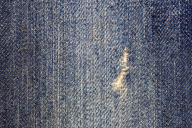 primer plano de la textura desgastada y rasgada del efecto denim