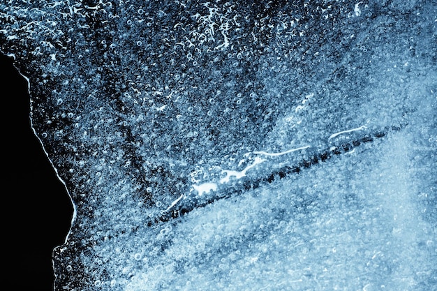 Primer plano de una textura de hielo agrietado. Foto macro de estudio.