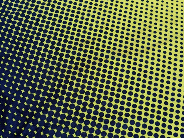 Primer plano de textura perforada amarilla en tela