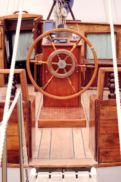 Foto primer plano del timón de un buque de pasajeros