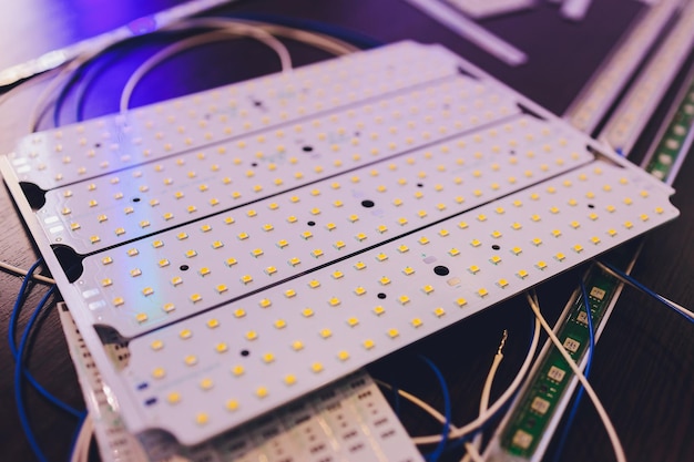 Primer plano de una tira de luces LED recubierta con silicona