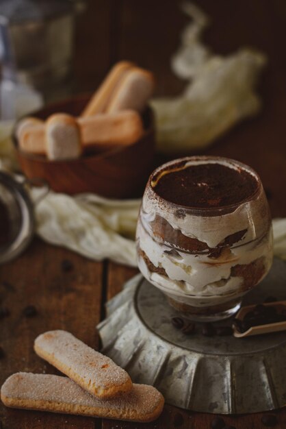 Foto primer plano del tiramisu en la mesa