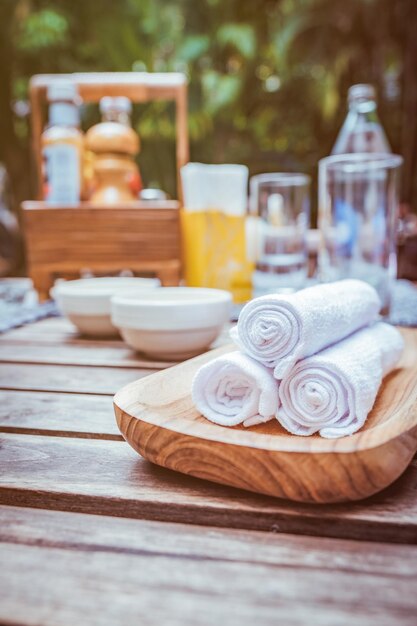 Foto primer plano de las toallas de baño en la mesa