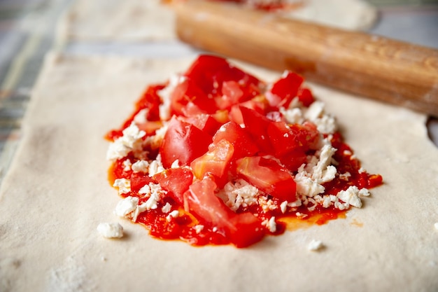 Primer plano de tomate relleno con queso y salsa de chile para burritos Cocinar comida casera